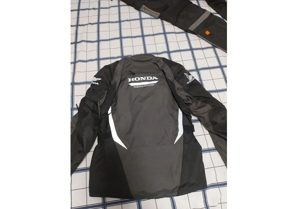 Calça armor, mais uma jaqueta honda, peças originais e novas