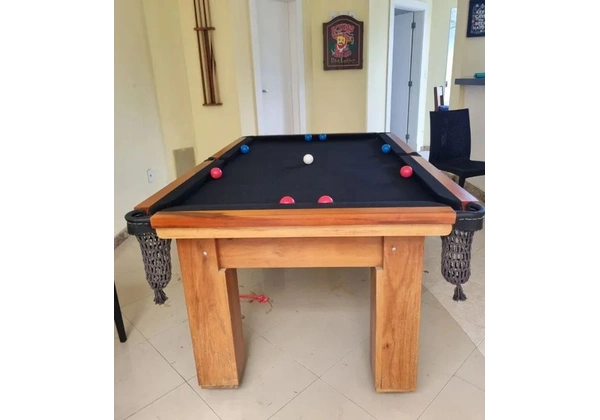 Mesa de sinuca com tampo que vira mesa de jantar
