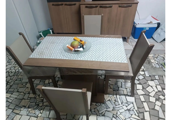 Mesa de jantar com 4 cadeiras
