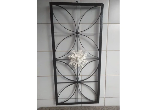 Quadro espírito santo em ferro arabesco