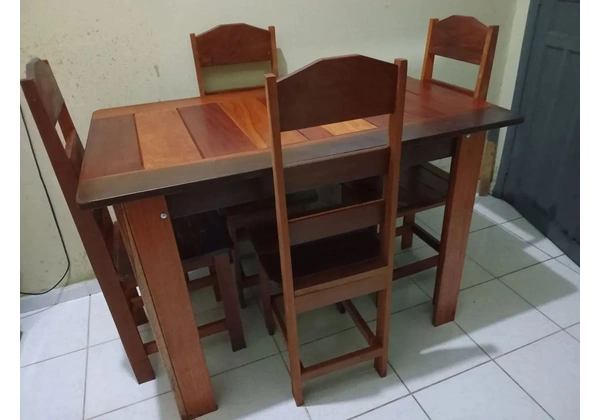 Mesa de cozinha, quatro cadeiras