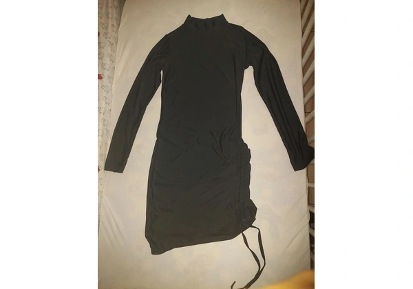 Vestido preto manga longa