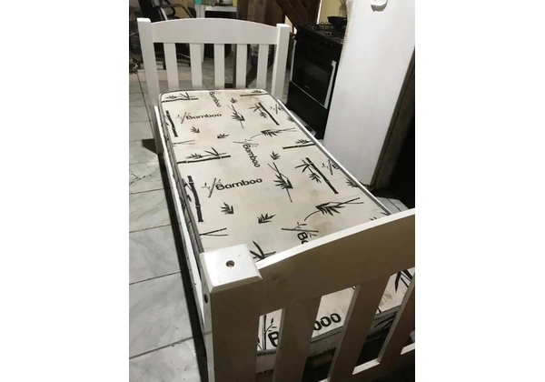 Cama de Madeira Com colchão