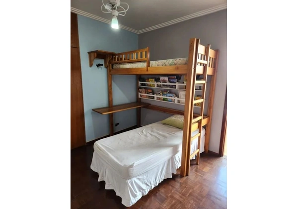 Cama alta solteiro de madeira com escrivaninha