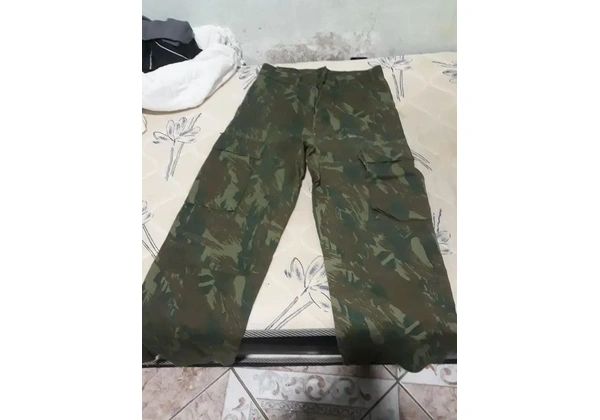 Blusa e calça camuflada da Marinha