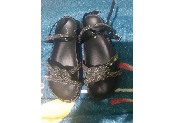 Vende-se essa sandália papete muito. Confortável número 37