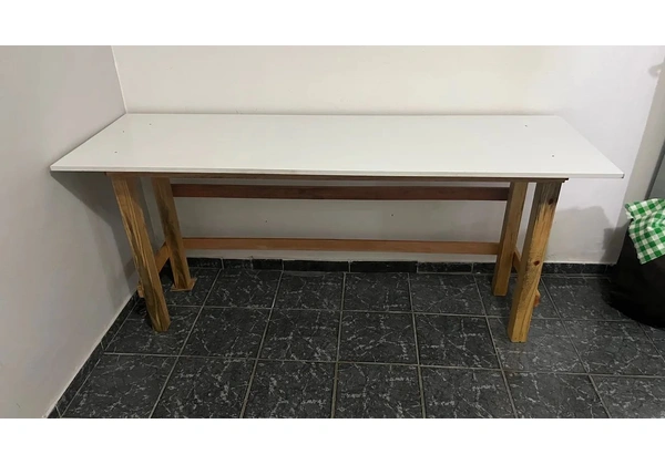 Mesa branca pés de pinus 1.76 X 0.58