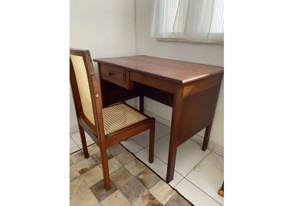 Mesa de Escritório de Madeira Maciça