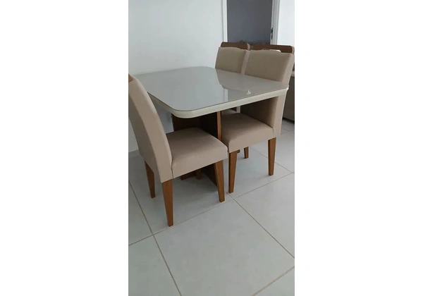 Mesa com 4 cadeiras em linho, tampo mdf/vidro