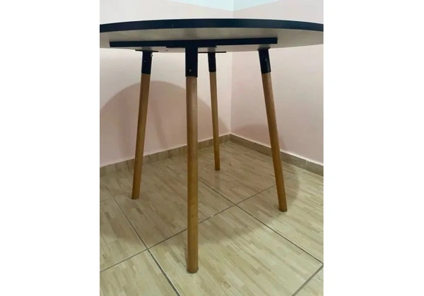 Mesa redonda de madeira com tampo preto