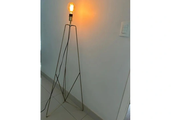 Luminária tripé tokstok
