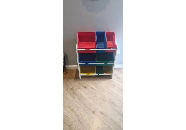 Organizador colorido para brinquedos.