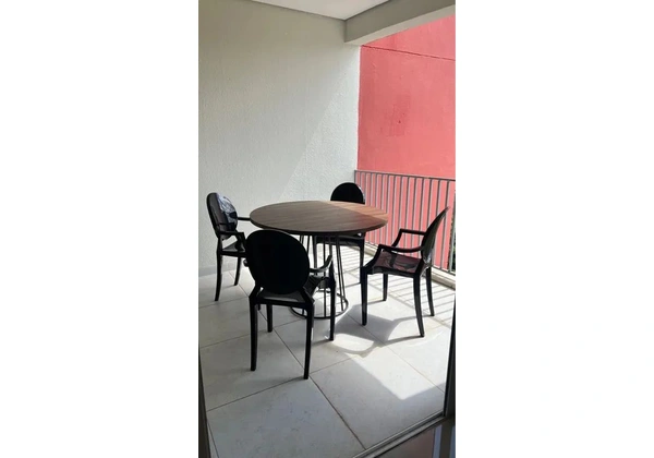 Mesa de jantar redonda com 4 cadeiras pretas