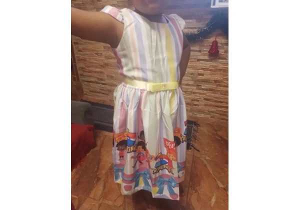 Vestido três palavrinhas e painel redondo em tecido três palavrinhas.
