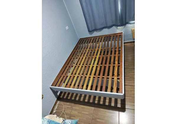 Cama casal madeira de demolição.