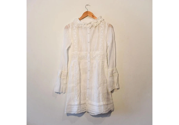 vestido branco romântico com renda e bordado, com estética vintage