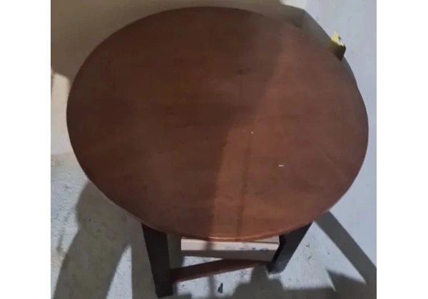 Mesa de canto madeira mácica em bom estado.