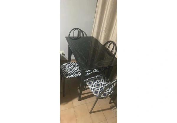 Mesa com 4 cadeiras, 