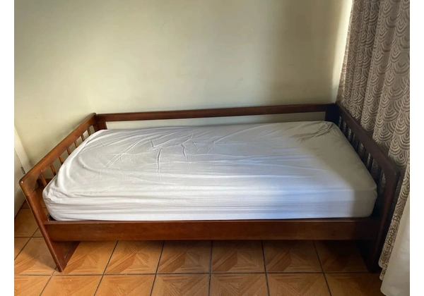Vendo cama de solteiro/madeira maciça