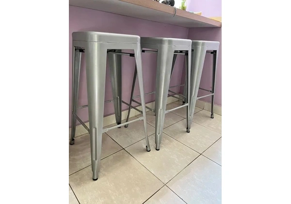 Trio banquetas altas de metal.