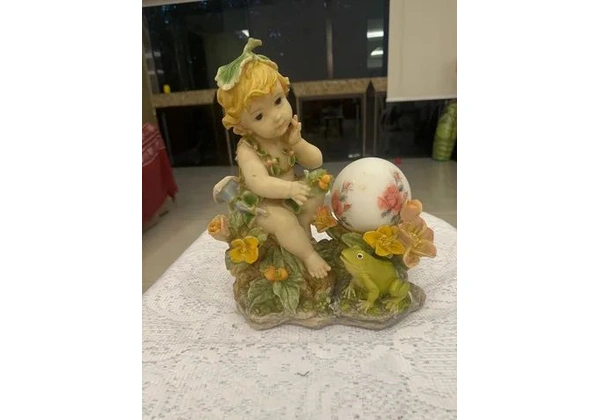 Uma peça de resina angelical para decoração do lar .