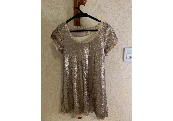 Vestido curto paetê dourado