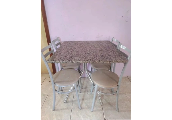 Mesa de quatro lugares