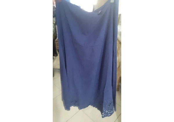 Saia bordada azul por apenas R$124, 99