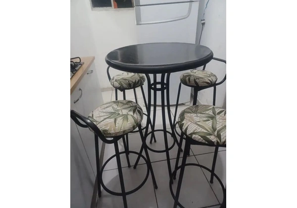 Mesa bistror com 4 banquetes