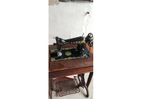 Máquina de costura Elgin vintage