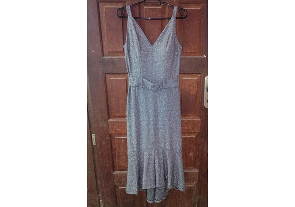Vestido, longo, preto de brilho, tamanho M, 50 reais.