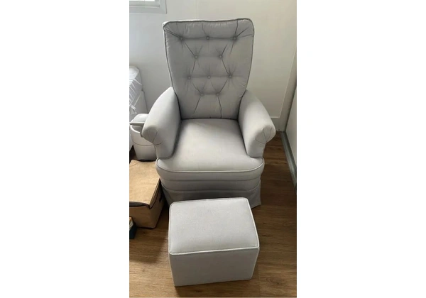 Poltrona Lilibee com balanço - Higienizada para vender