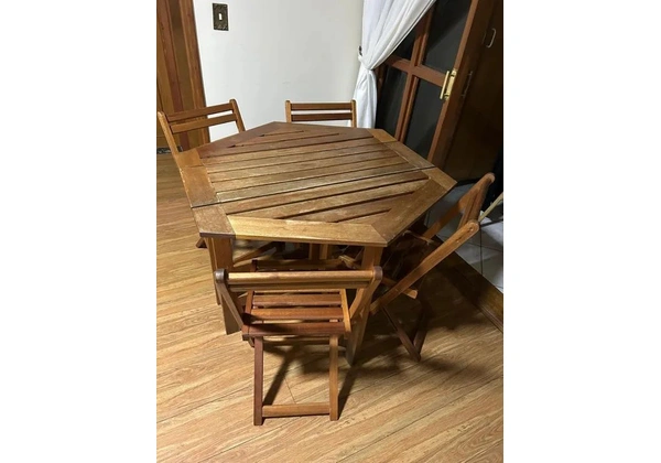 Conjunto de mesa com 4 cadeiras