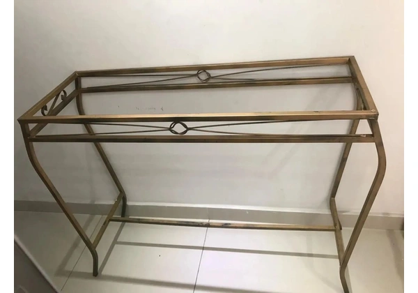 Aparador está sem o vidro.
