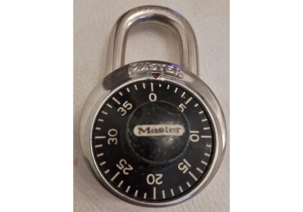 Cadeado de combinação Master Lock. Usado é sem a combinação.