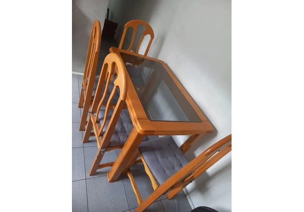 Mesa de madeira com 4 cadeiras