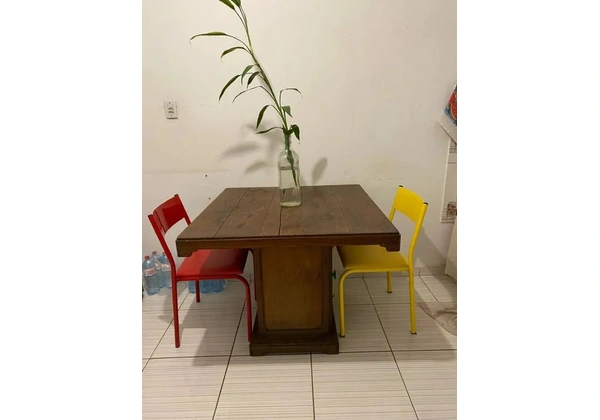 Mesa de madeira antiga
