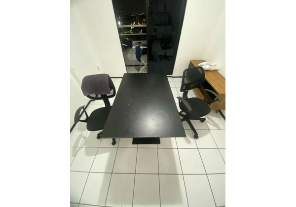 Mesa e cadeiras