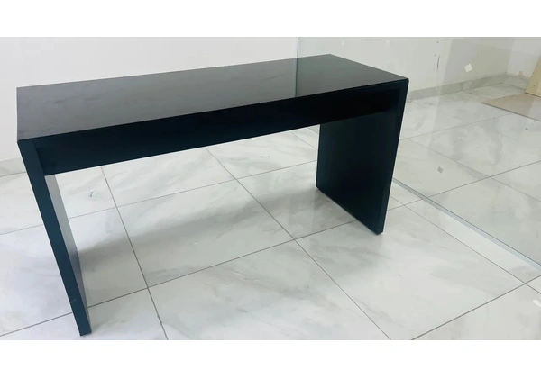 Mesa de escritório com tampo de vidro