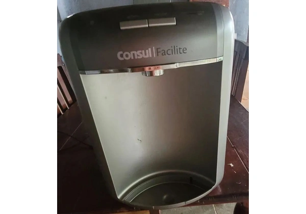 Purificar de água em bom estado com água natural e gelada