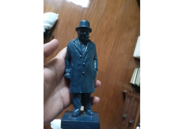 Escultura azul fumando