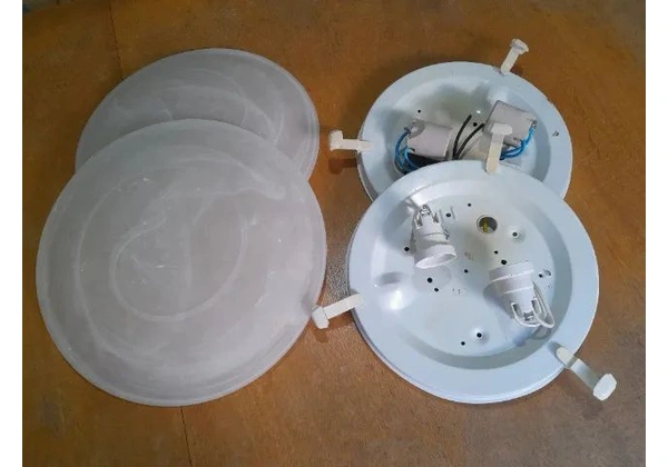 2 luminárias com 30 cm de diâmetro e 2 lampadas cada.