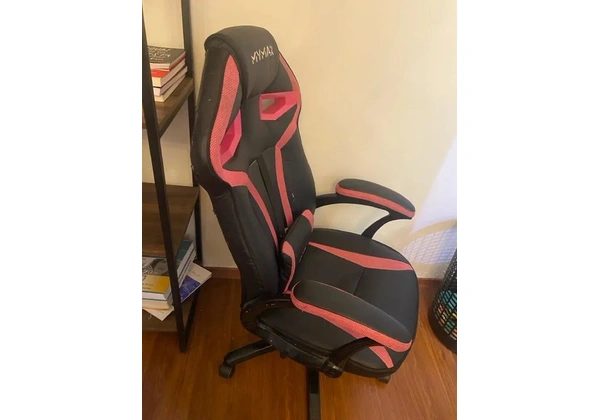Vendo cadeira game perfeita! Ela tem um rasgo que não interfere em nada!