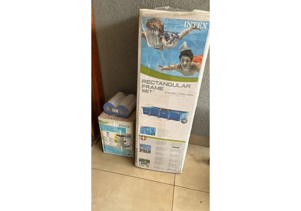Piscina Intex retangular com bomba e filtros