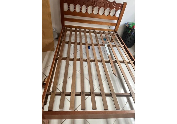 Cama de madeira