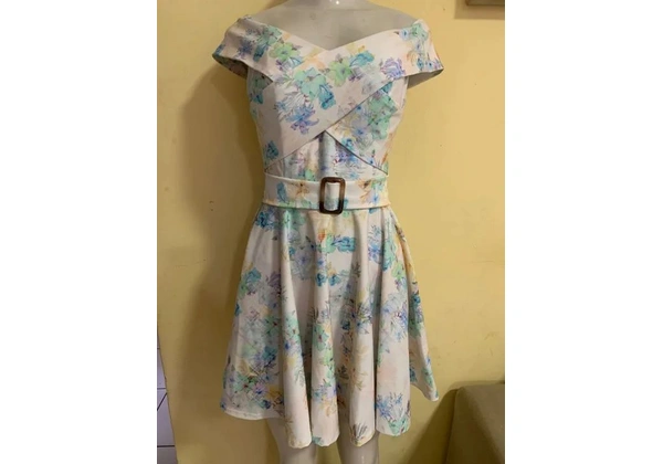 Vestido da aretuza Semi novo número 40/42Tamanho P 80, 00