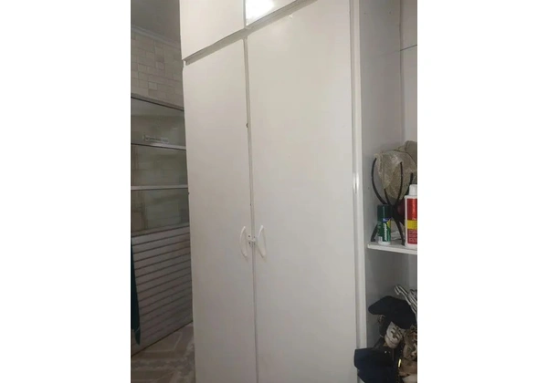Guarda roupa de solteiro.