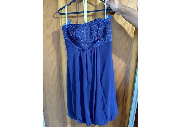 Vestido curto de festa bordado com pedras