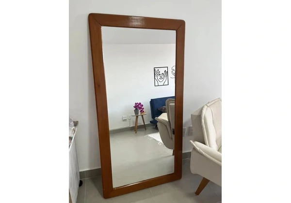 Vendo este MARAVILHOSO ESPELHO COM MOLDURA EM MADEIRA