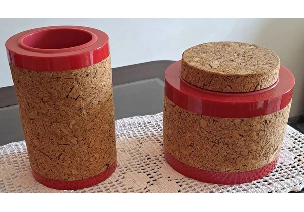 Balde para gelo e camisinha.